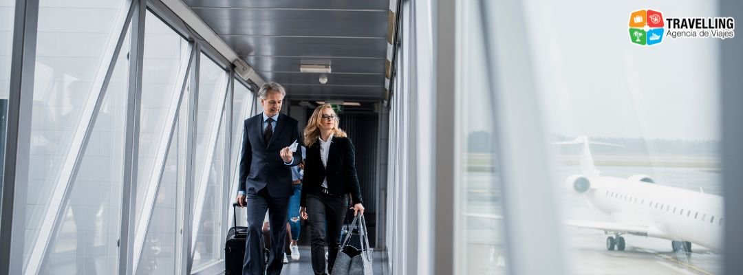 personas subiendo al avión AA